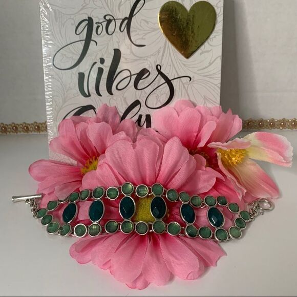 Women’s silver and green stone bracelet - Picture 1 of 6